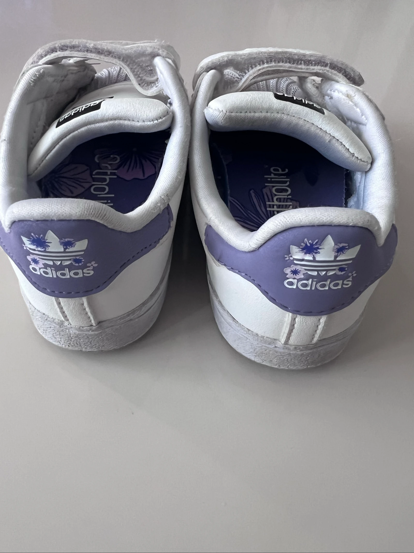 Tênis Adidas Superstar CF I com fechos e estampa de flores roxas - Tamanho 26 – photo 2